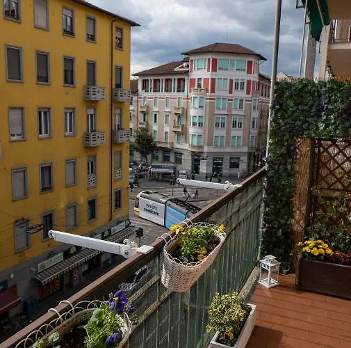 Beautiful Floral Apartment On Navigli